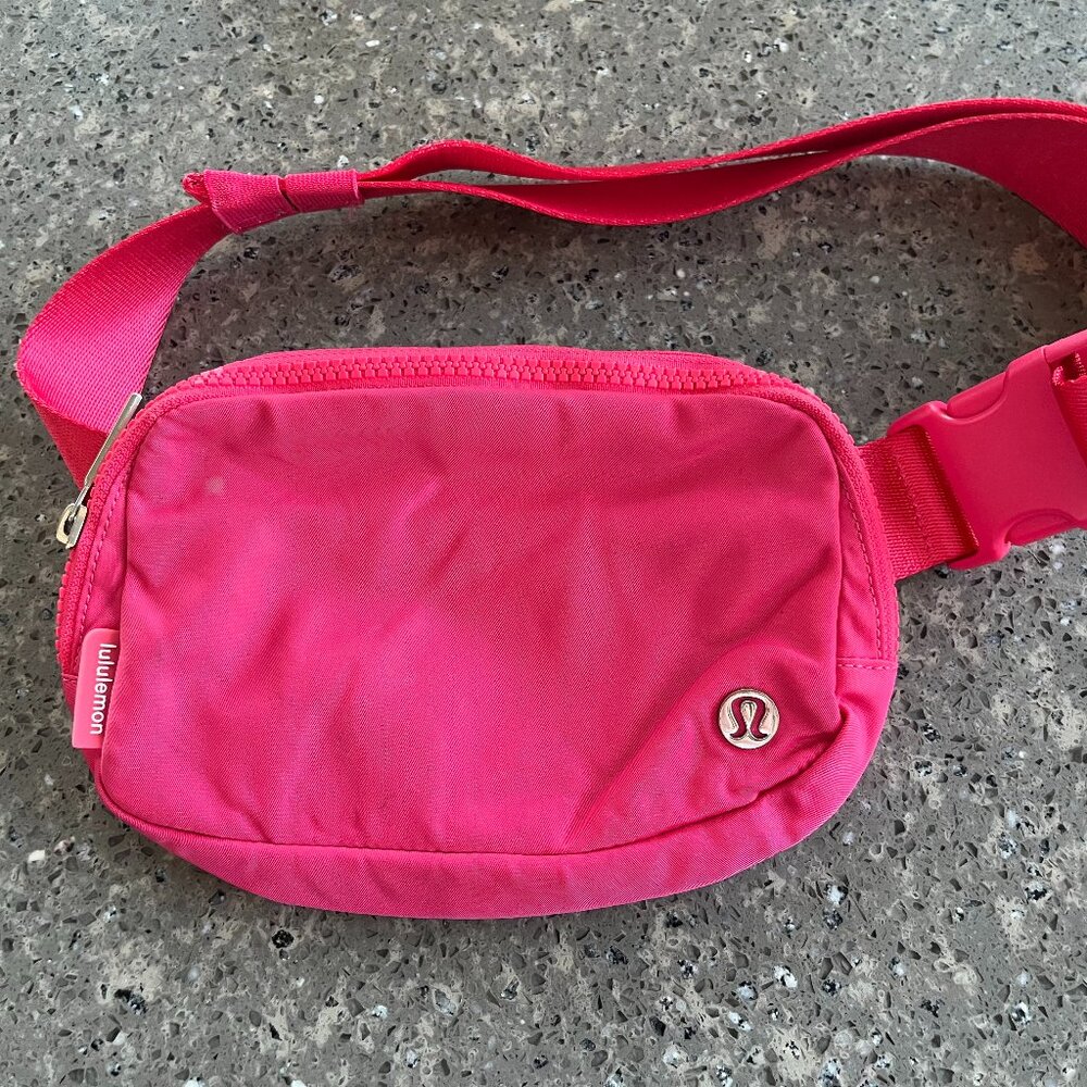 Lululemon Everywhere Belt Bag 1L in Pink